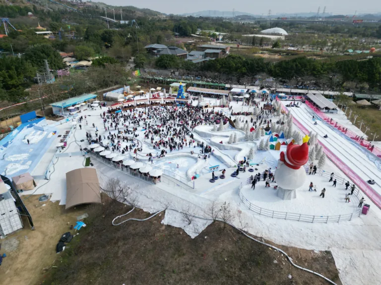 Snow made from flake ice: Bringing Winter Magic to Ice and Snow events